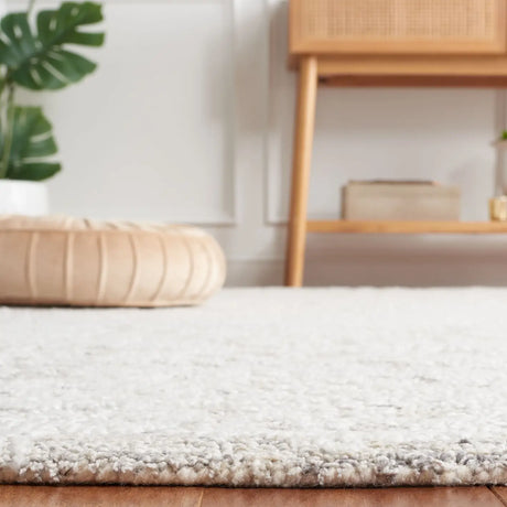 Safavieh Ebony 4'-0" x 6'-0" Rug in Ivory / Silver