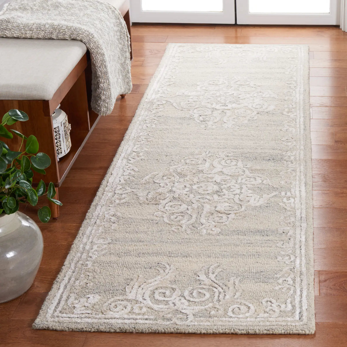 Safavieh Glamour 2'-3" x 8'-0" Rug in Silver / Ivory