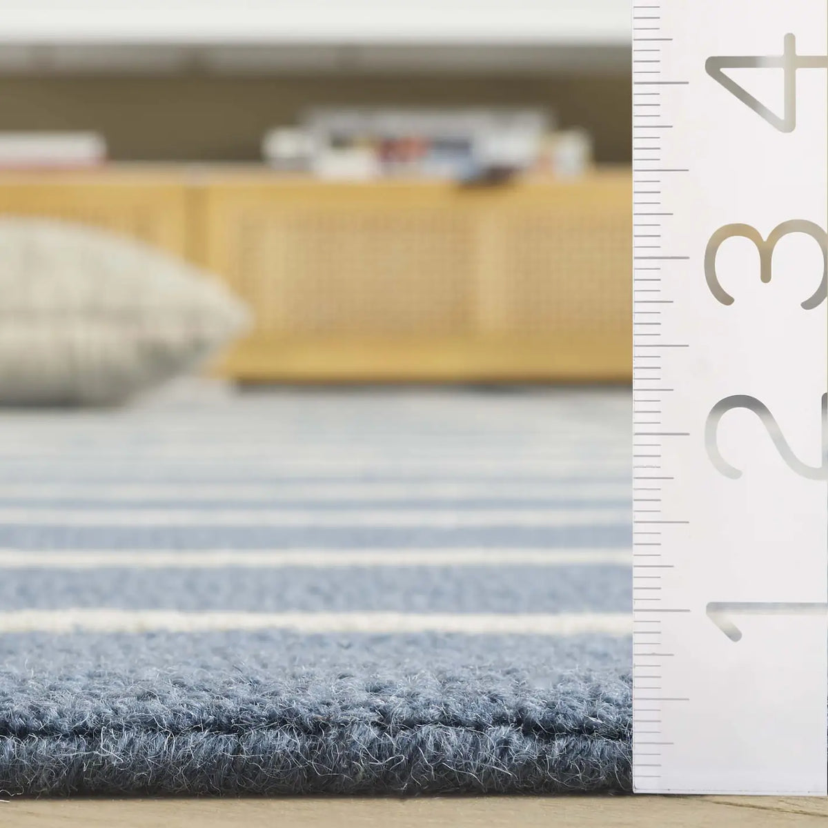 Safavieh Genre 4'-0" x 6'-0" Rug in Blue / Ivory