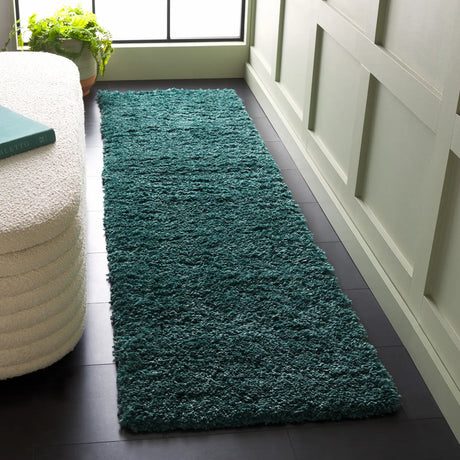 Safavieh Fontana Shag  800 2'-3" x 8'-0" Rug in Dark Green