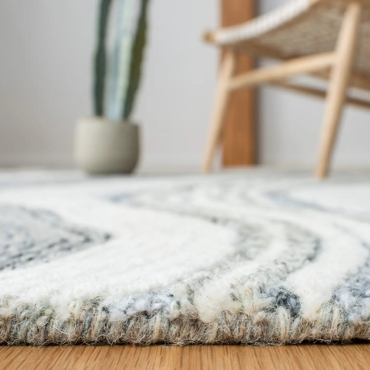Safavieh Fifth Avenue 4'-0" x 6'-0" Rug in Grey / Ivory