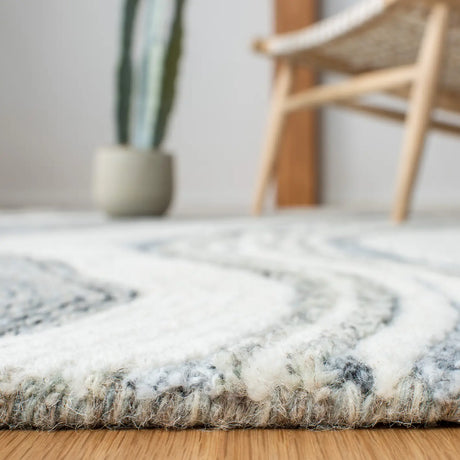 Safavieh Fifth Avenue 4'-0" x 6'-0" Rug in Grey / Ivory