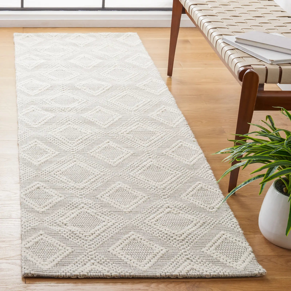 Safavieh Marbella 2'-3" x 8'-0" Rug in Ivory
