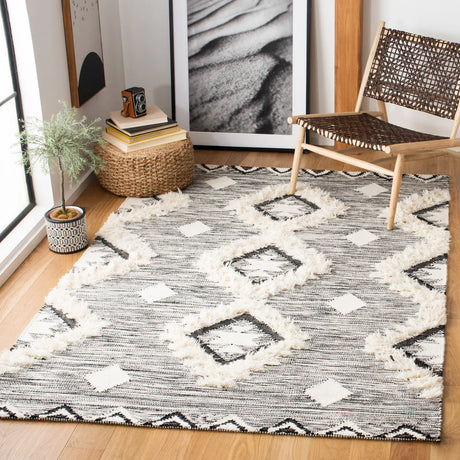 Safavieh Kenya 4'-0" x 6'-0" Rug in Black / Ivory