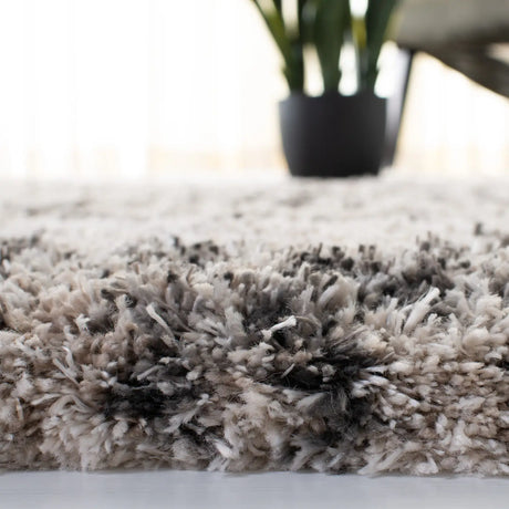 Safavieh Iceland Shag 4'-0" x 6'-0" Rug in Cream / Grey