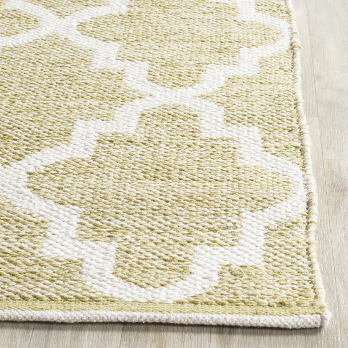Safavieh Montauk 5'-0" x 7'-0" Rug in Green / Ivory