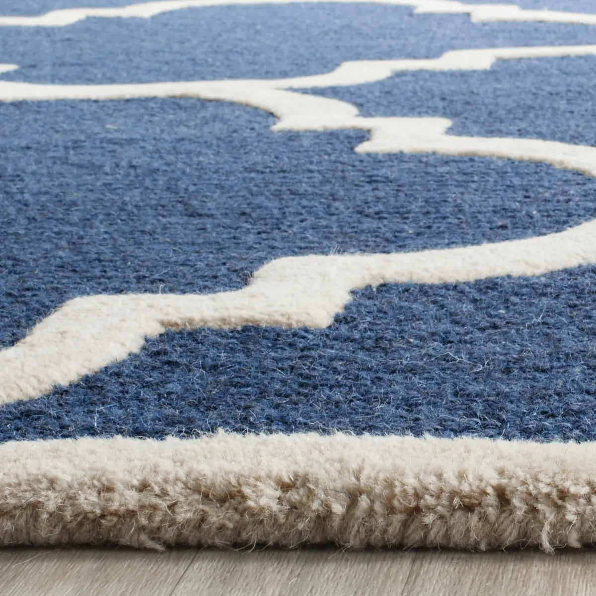 Safavieh Cambridge 5'-0" x 8'-0" Rug in Navy / Ivory