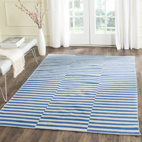 Safavieh Montauk 5'-0" x 7'-0" Rug in Ivory / Blue