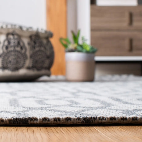 Safavieh Augustine 5'-0" x 7'-7" Rug in Anthracite / Light Grey