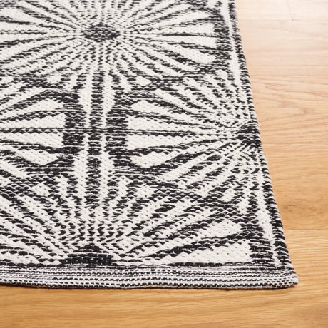 Safavieh Montauk 5'-0" x 8'-0" Rug in Black / Ivory