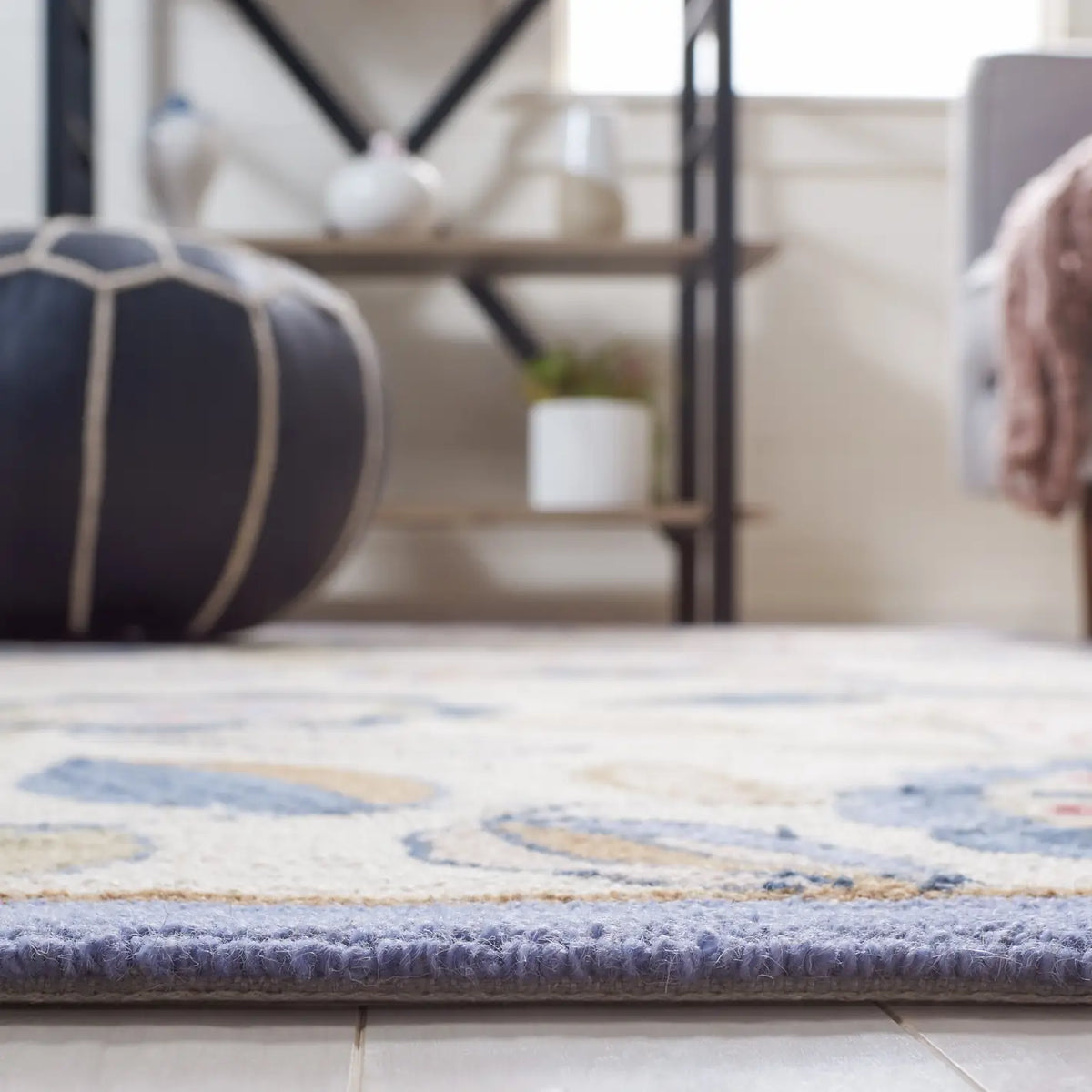 Safavieh Chelsea 3'-9" x 5'-9" Rug in Ivory / Blue
