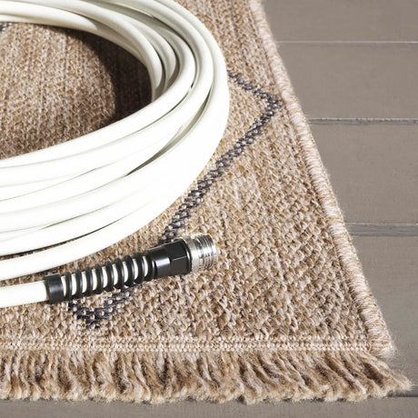 Safavieh Retreat 4'-0" x 6'-0" Rug in Natural / Black