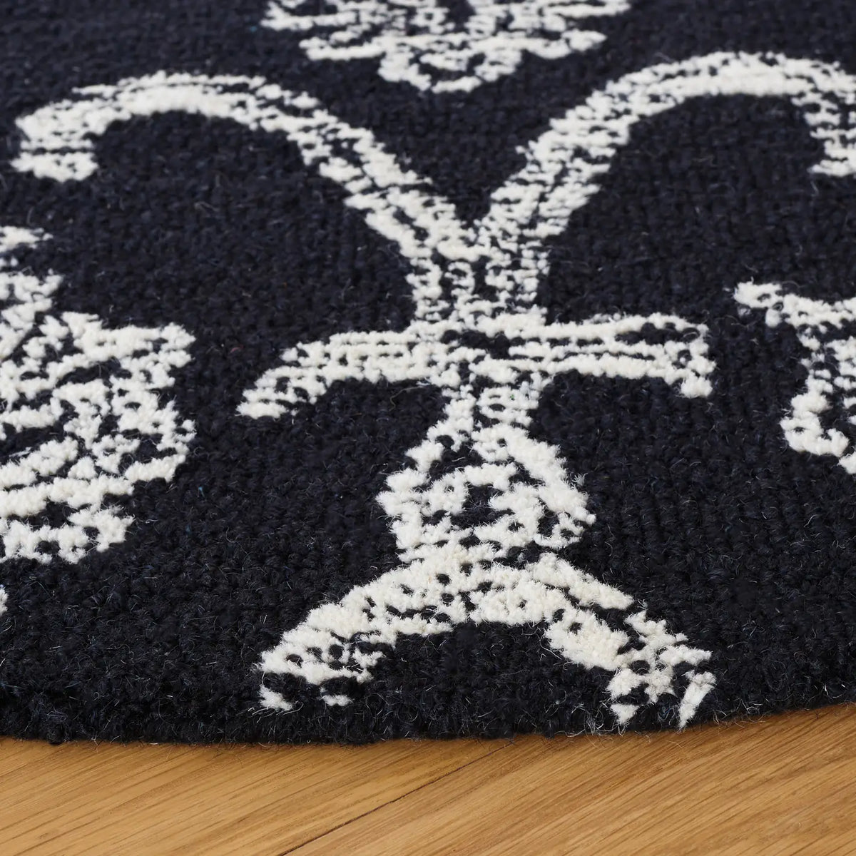 Safavieh Metro 6'-0" x 6'-0" Rug in Black / Ivory