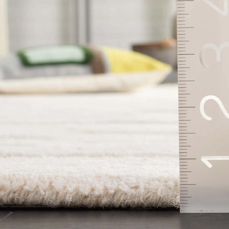 Safavieh Fifth Avenue 4'-0" x 6'-0" Rug in Ivory / Beige