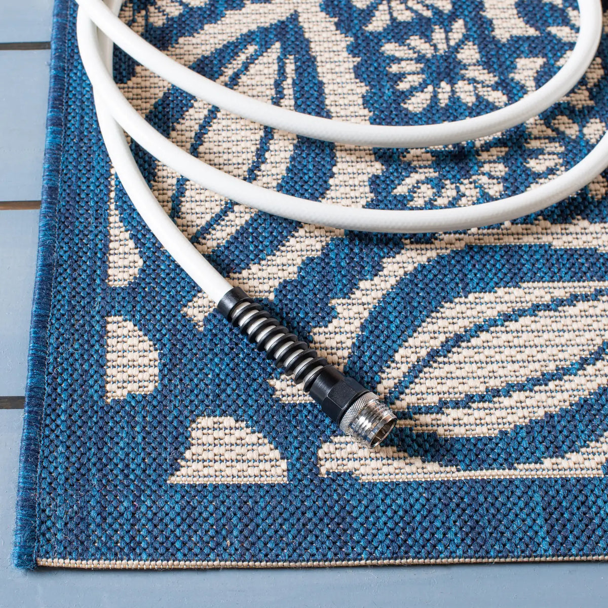 Safavieh Courtyard 5'-3" x 7'-7" Rug in Beige / Navy