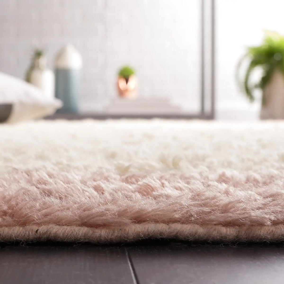 Safavieh Casablanca 4'-0" x 6'-0" Rug in Pink / Ivory