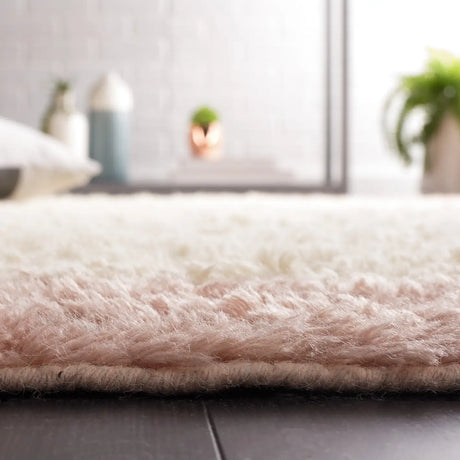 Safavieh Casablanca 4'-0" x 6'-0" Rug in Pink / Ivory