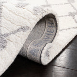 Safavieh Casablanca 5'-0" x 8'-0" Rug in Ivory / Silver