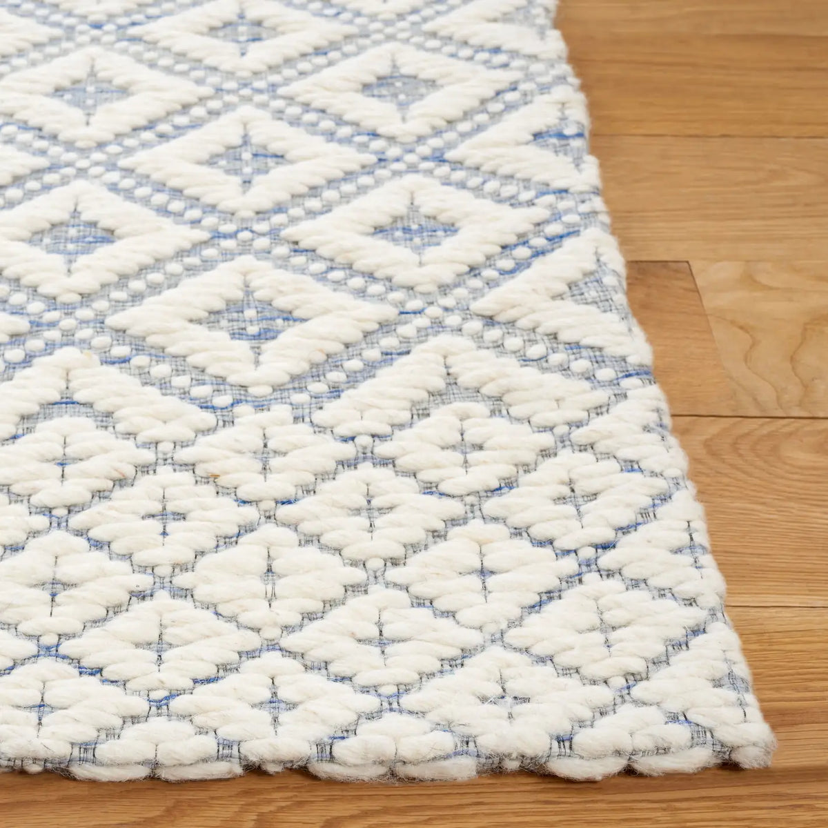 Safavieh Marbella 4'-0" x 6'-0" Rug in Blue / Ivory