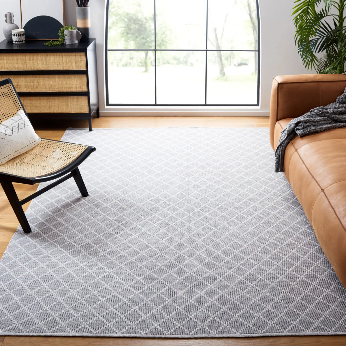 Safavieh Montauk 6'-0" x 9'-0" Rug in Light Grey / Ivory
