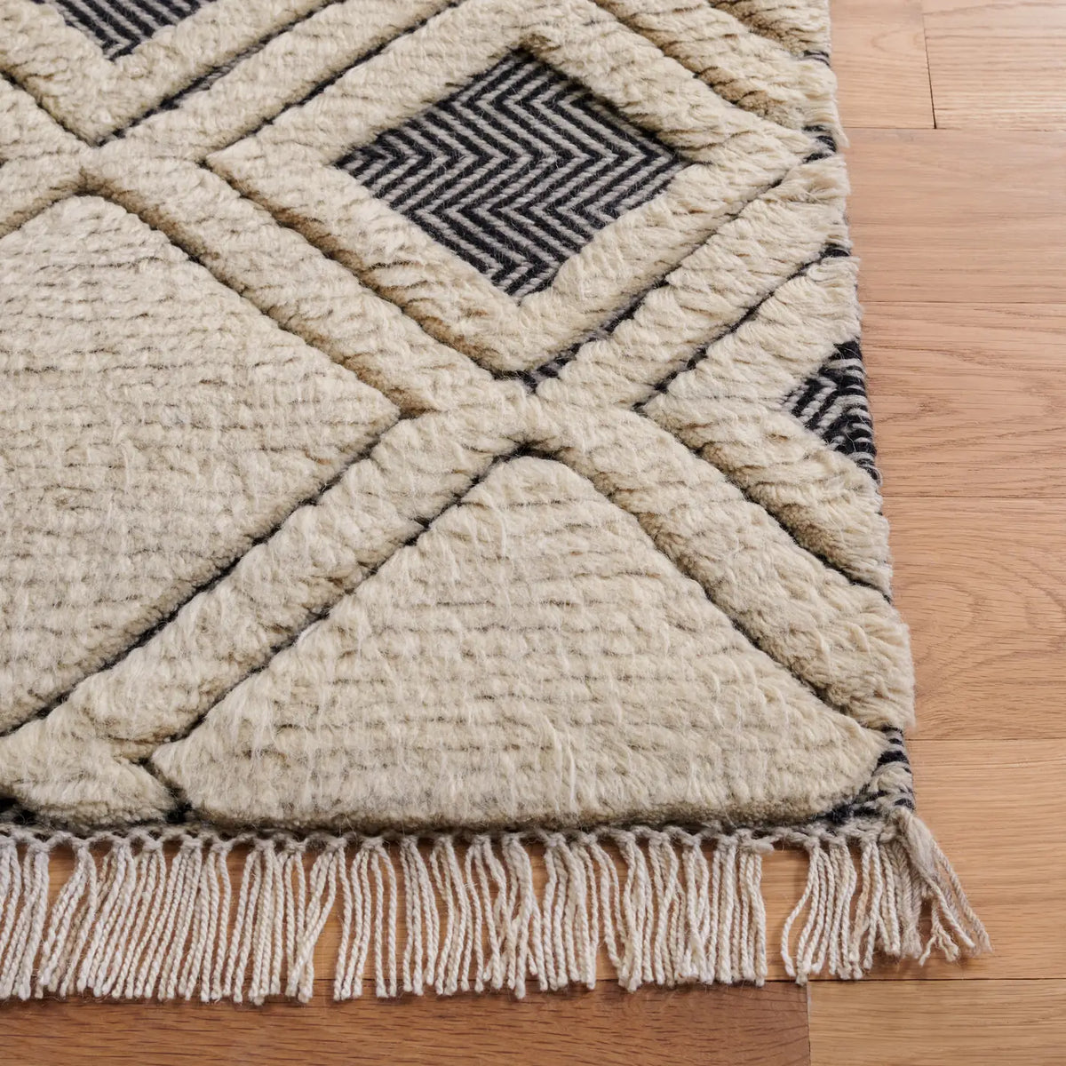 Safavieh Kenya 5'-0" x 8'-0" Rug in Ivory / Black