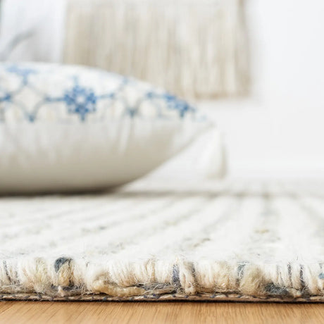 Safavieh Casablanca 4'-0" x 6'-0" Rug in Light Blue / Ivory