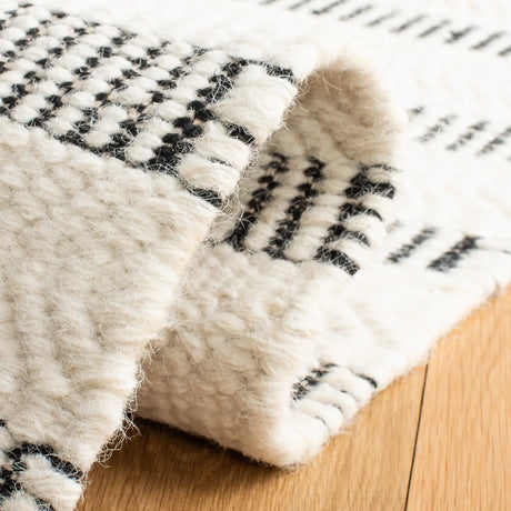 Safavieh Vermont 4'-0" x 6'-0" Rug in Black / Ivory