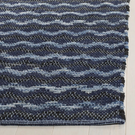 Safavieh Montauk 4'-0" x 6'-0" Rug in Navy Blue / Black
