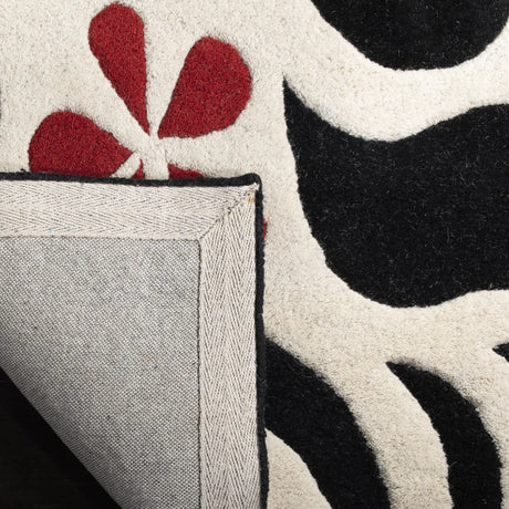 Safavieh Soho 5'-0" x 8'-0" Rug in Ivory / Black