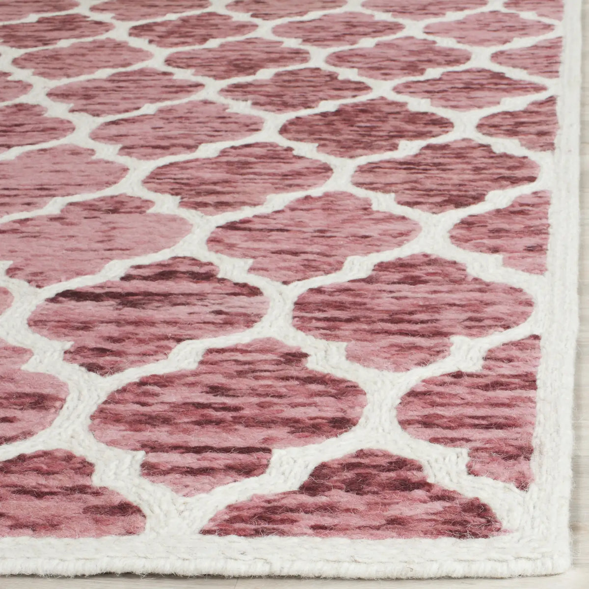 Safavieh Himalaya 4'-0" x 6'-0" Rug in Red / Ivory