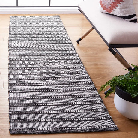 Safavieh Kilim 2'-3" x 9'-0" Rug in Black / Ivory
