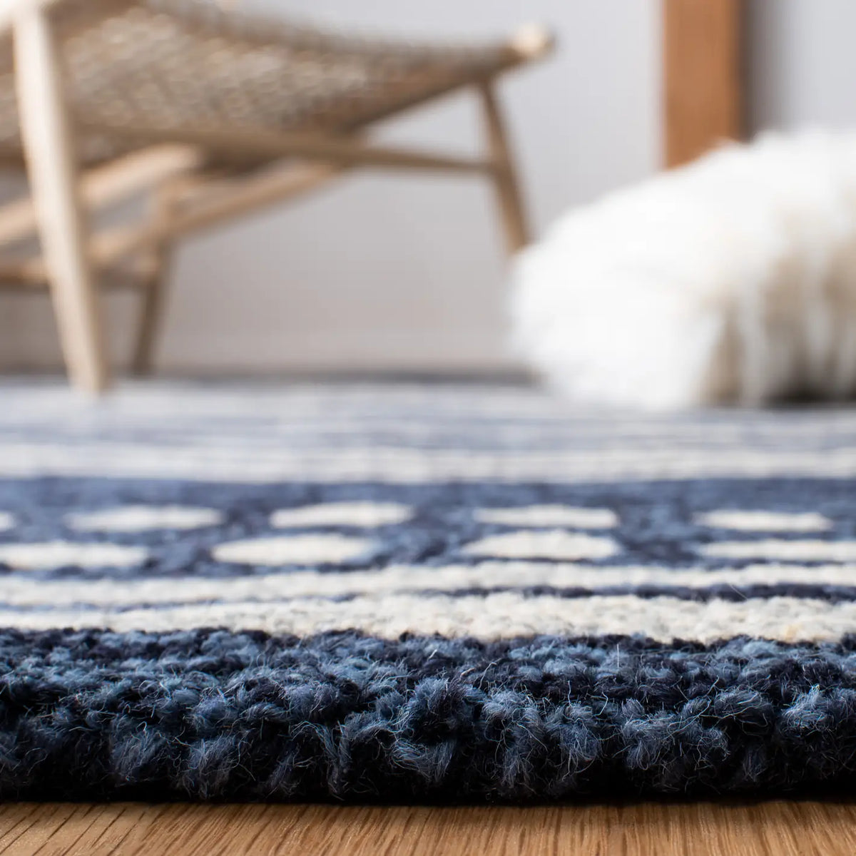 Safavieh Micro-Loop 5'-0" x 8'-0" Rug in Navy / Ivory