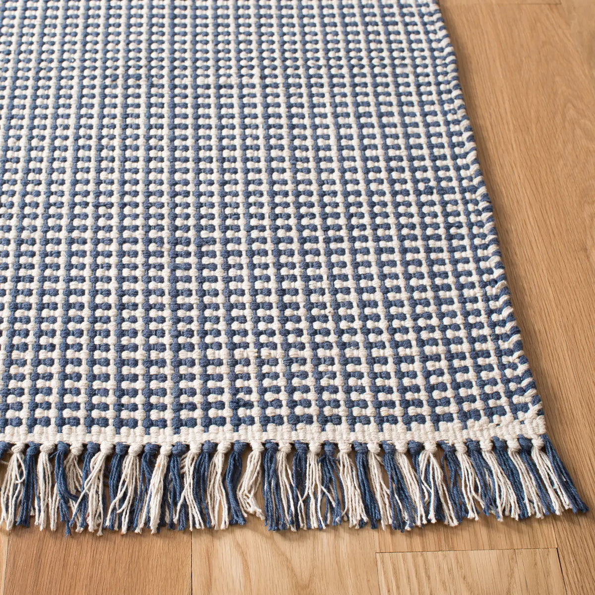 Safavieh Montauk 5'-0" x 8'-0" Rug in Ivory / Navy
