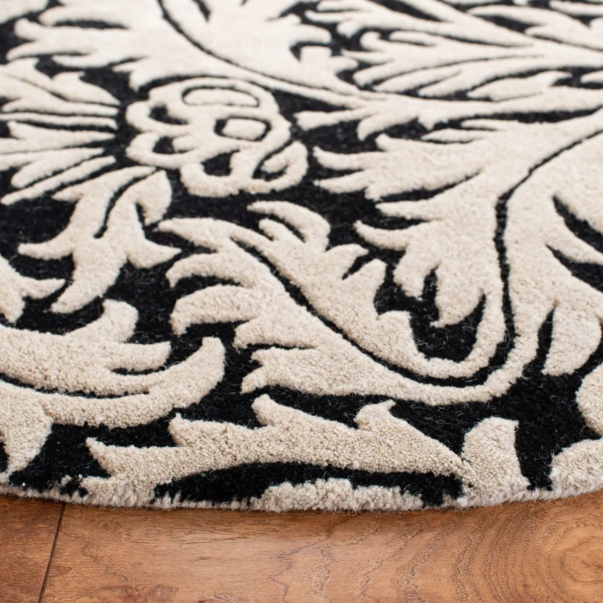 Safavieh Soho 6'-0" x 6'-0" Rug in Black / Beige