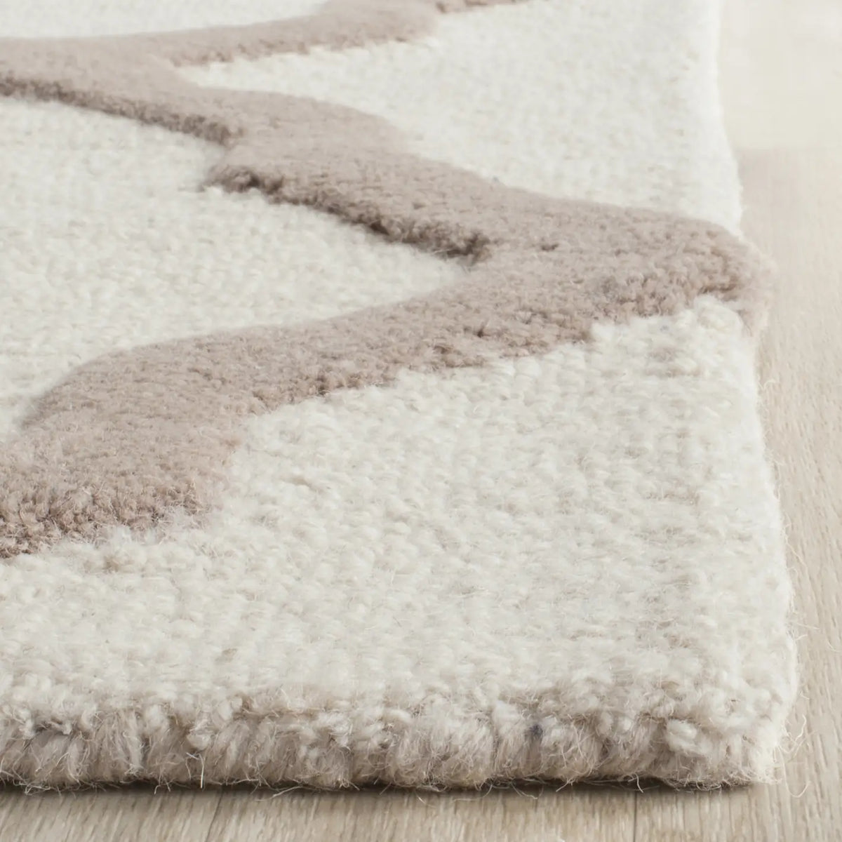 Safavieh Cambridge 5'-0" x 8'-0" Rug in Ivory / Beige