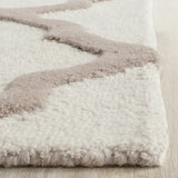 Safavieh Cambridge 5'-0" x 8'-0" Rug in Ivory / Beige