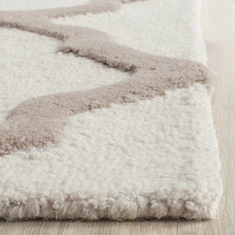 Safavieh Cambridge 5'-0" x 8'-0" Rug in Ivory / Beige
