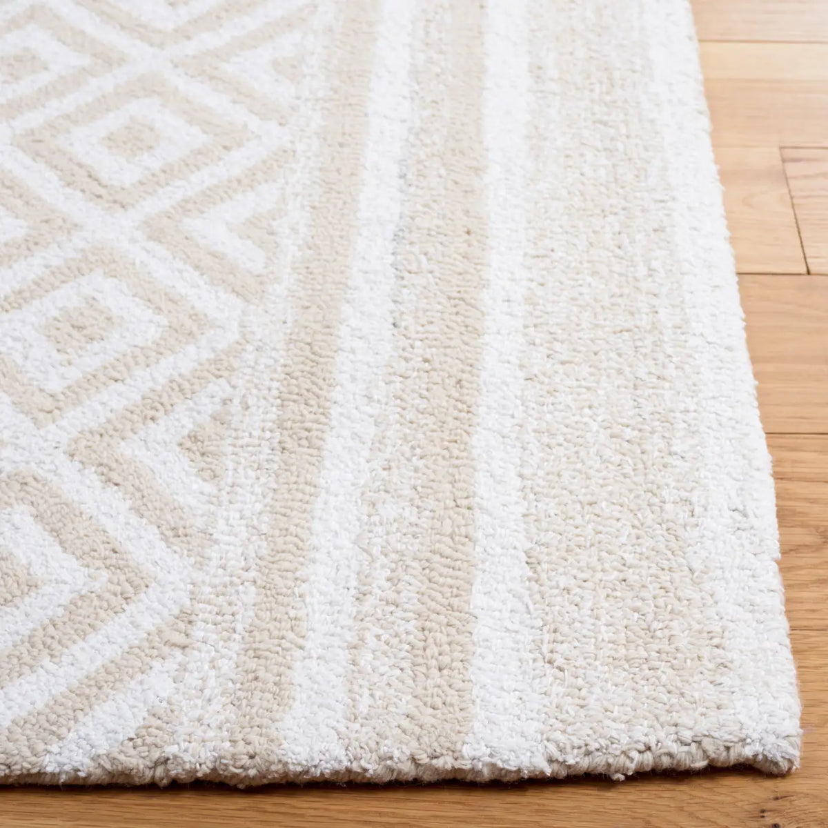 Safavieh Capri 4'-0" x 6'-0" Rug in Ivory / Beige
