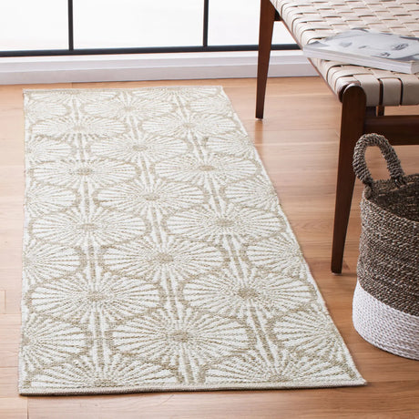 Safavieh Montauk 2'-3" x 7'-0" Rug in Beige / Ivory