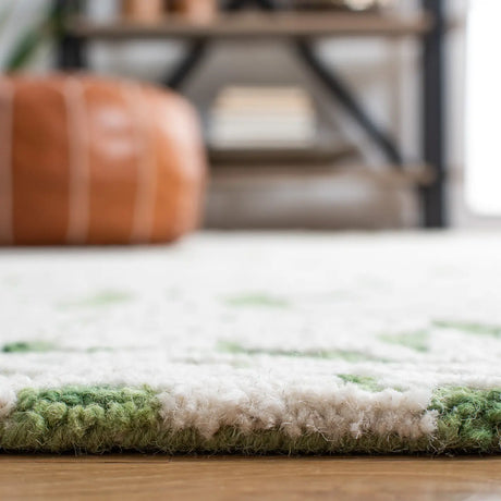 Safavieh Blossom 4'-0" x 6'-0" Rug in Green / Ivory