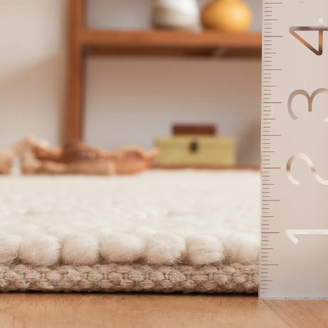 Safavieh Natura 4'-0" x 6'-0" Rug in Beige