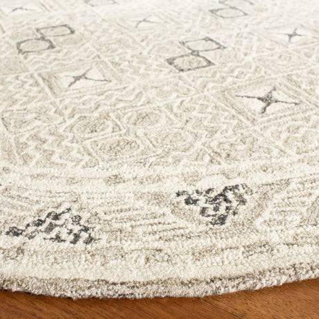 Safavieh Micro-Loop 5'-0" x 5'-0" Rug in Grey / Ivory