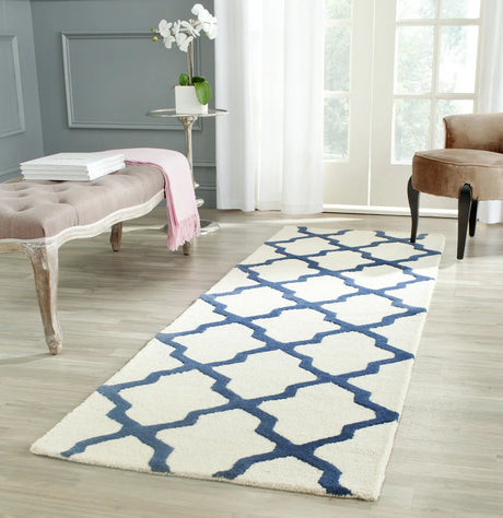 Safavieh Cambridge 2'-6" x 6'-0" Rug in Ivory / Navy