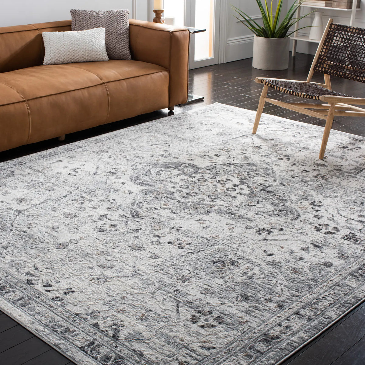 Safavieh Shivan 100 8'-0" x 10'-0" Rug in Ivory / Grey