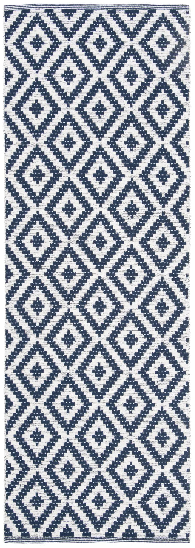 Safavieh Montauk 2'-3" x 7'-0" Rug in Navy / Ivory