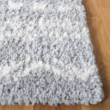 Safavieh Parma Shag 4'-0" x 6'-0" Rug in Grey / Ivory