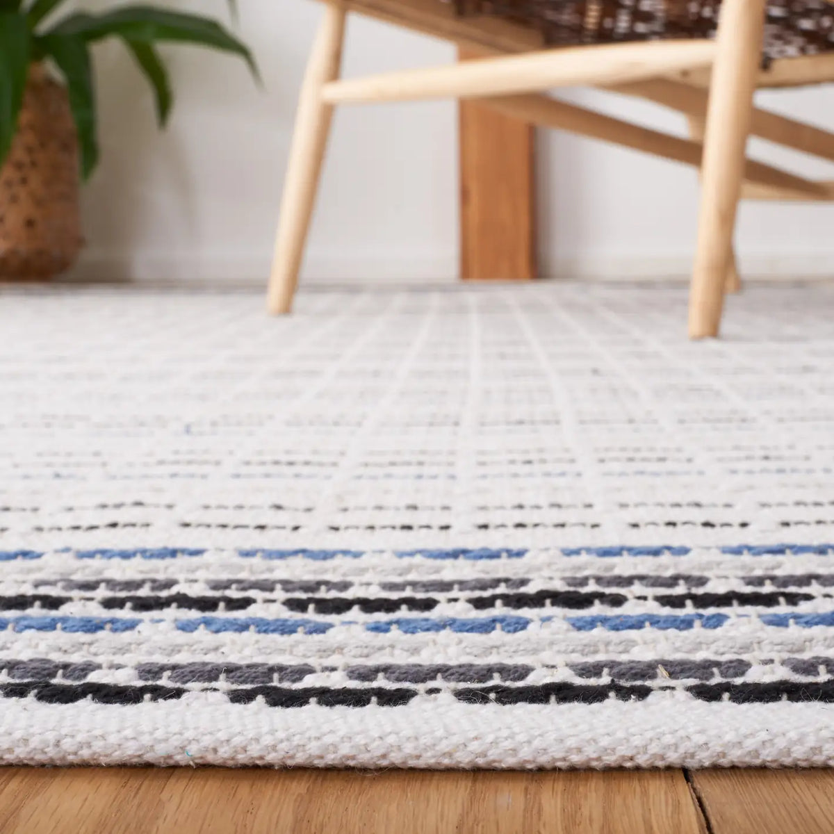 Safavieh Montauk 4'-0" x 6'-0" Rug in Ivory / Grey