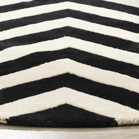 Safavieh Chatham 5'-0" x 5'-0" Rug in Ivory / Black