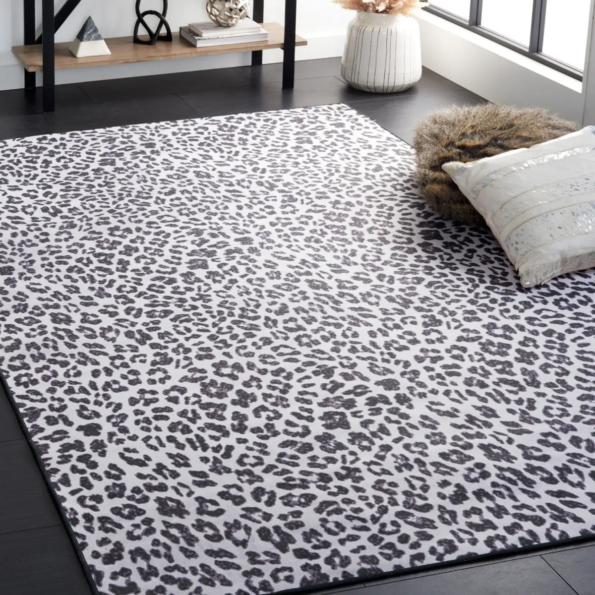 Safavieh Faux Hide 4'-0" x 6'-0" Rug in Ivory / Black