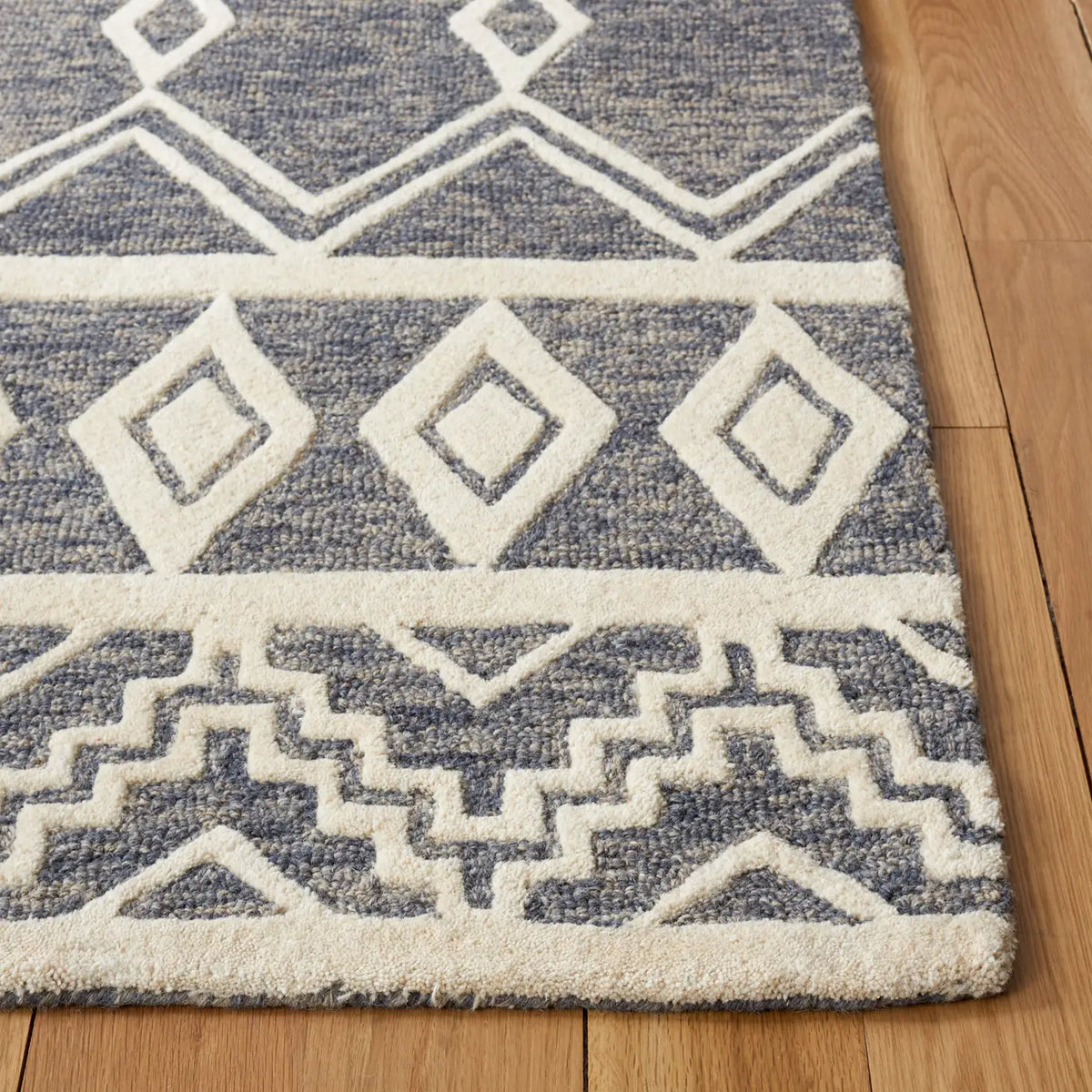 Safavieh Abstract 4'-0" x 6'-0" Rug in Grey / Ivory